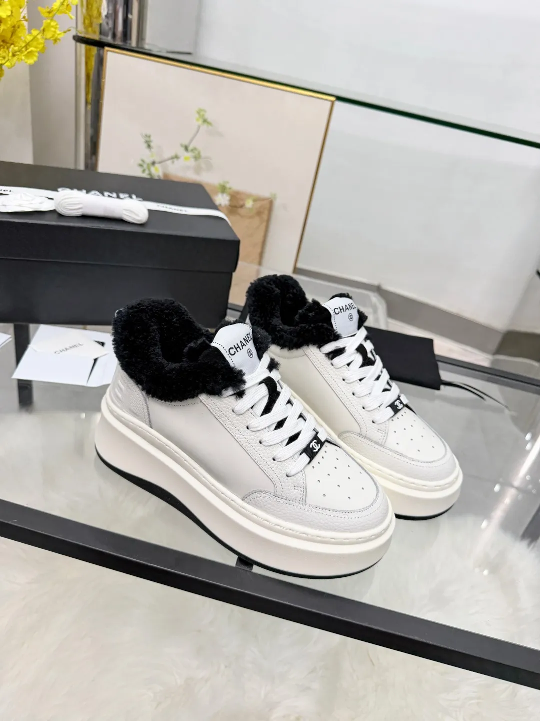 👟👟Ex-factory price 500👟👟 CHANEL 25C new autumn and winter sports shoes official website is available at the same time ❤️ Out of stock at counters. Major bloggers are recommending new styles on social days. This season’s new styles are simply eye-catching and look great on the feet. The casual casual sports style is cool and natural, interpreting Chanel’s fashionable femininity. The overall customization makes all sports shoes on the market at that time obsolete. This series is now available for sale! The upper is made of custom imported pebbled calf leather ➕ custom frosted calf leather. The lining is made of original one-to-one professionally customized mesh. Hardware accessories. Original full set of molds (not common in the market). Original custom molded TPU combination outsole. Height 4 cm. Women's size 35-40.
